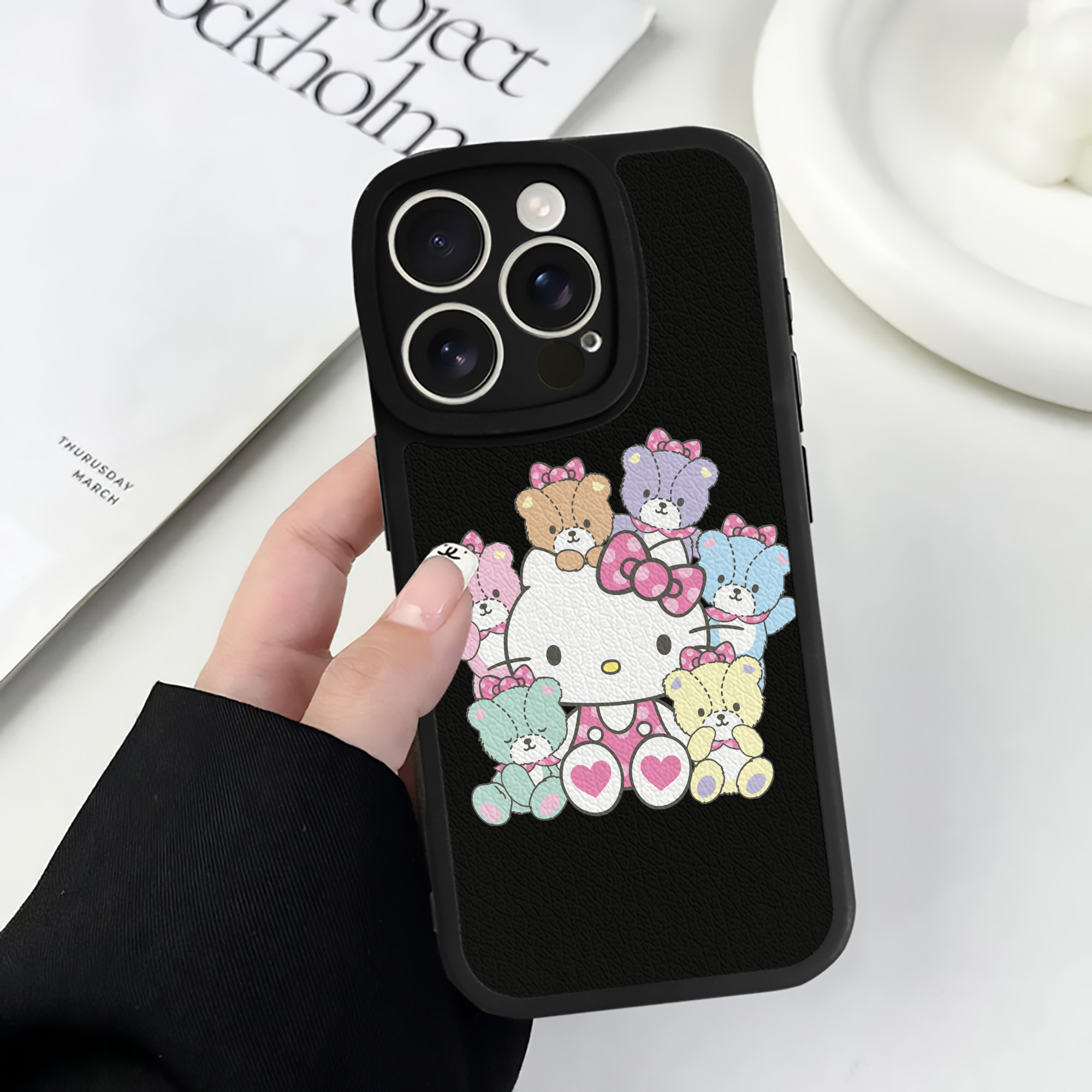 （画像用） Hello Kitty ハローキティ 【iPhone 16シリーズ対応】シリコンスマホケース（レザー調） 材質：シリコン